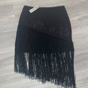 Cache fringe skirt